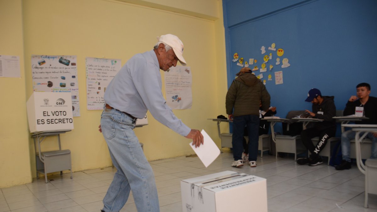 El pedido es que se repitan las elecciones para los migrantes en el exterior. El CNE lo analiza para dar una respuesta.