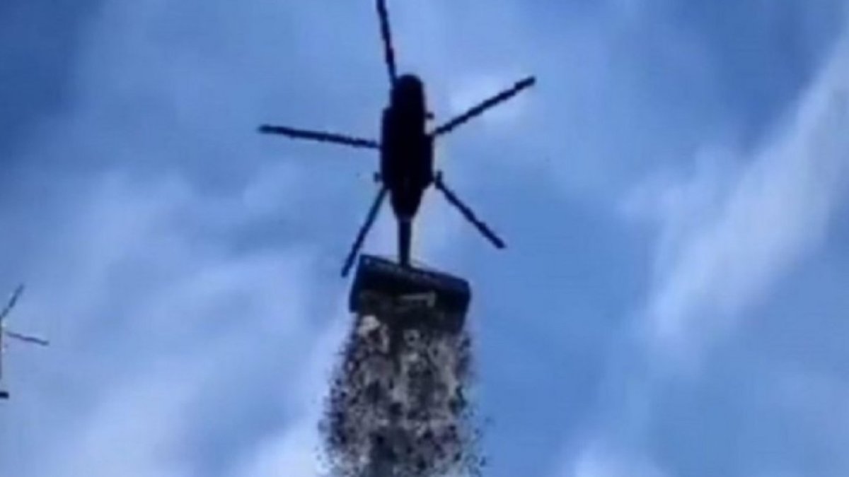 Un influencer checo lanzó un millón de dólares desde un helicóptero para sus seguidores.