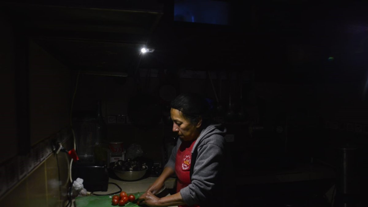 Dificultades. Los propietarios de restaurantes y locales pequeños usaron las linteras de los celulares para trabajar.