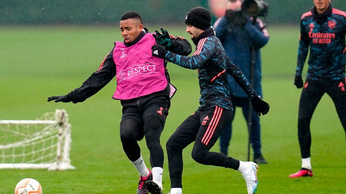 Arsenal perderá a su delantero titular y principal carta en el ataque, Gabriel Jesús (i).