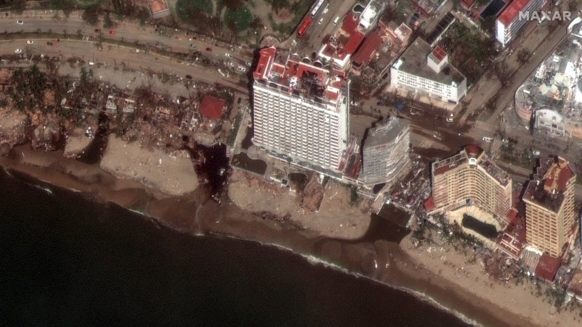 Una foto satelital de Maxar Tecnologies muestra los daños en el Hotel Krystal y la playa de Acapulco.