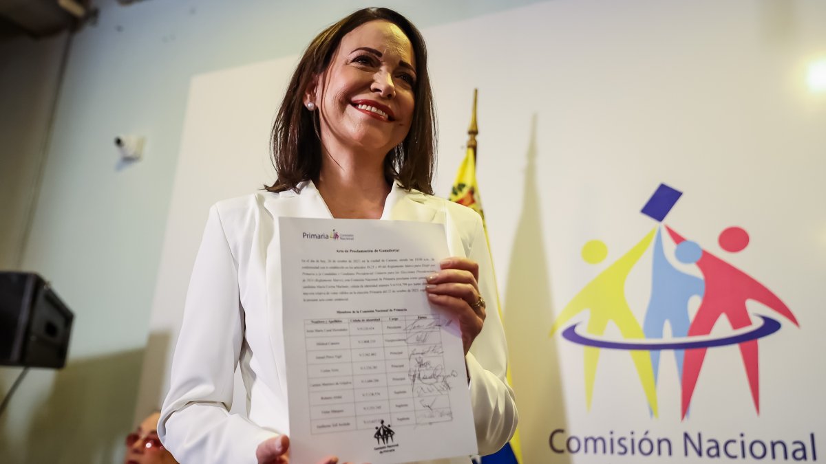 María Corina Machado muestra el documento que la proclama como ganadora de las primarias opositoras y candidata presidencial.