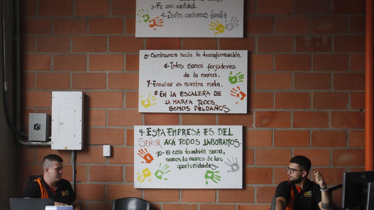 Dos hombres trabajan en la empresa Estanterías Metálicas Medellín.