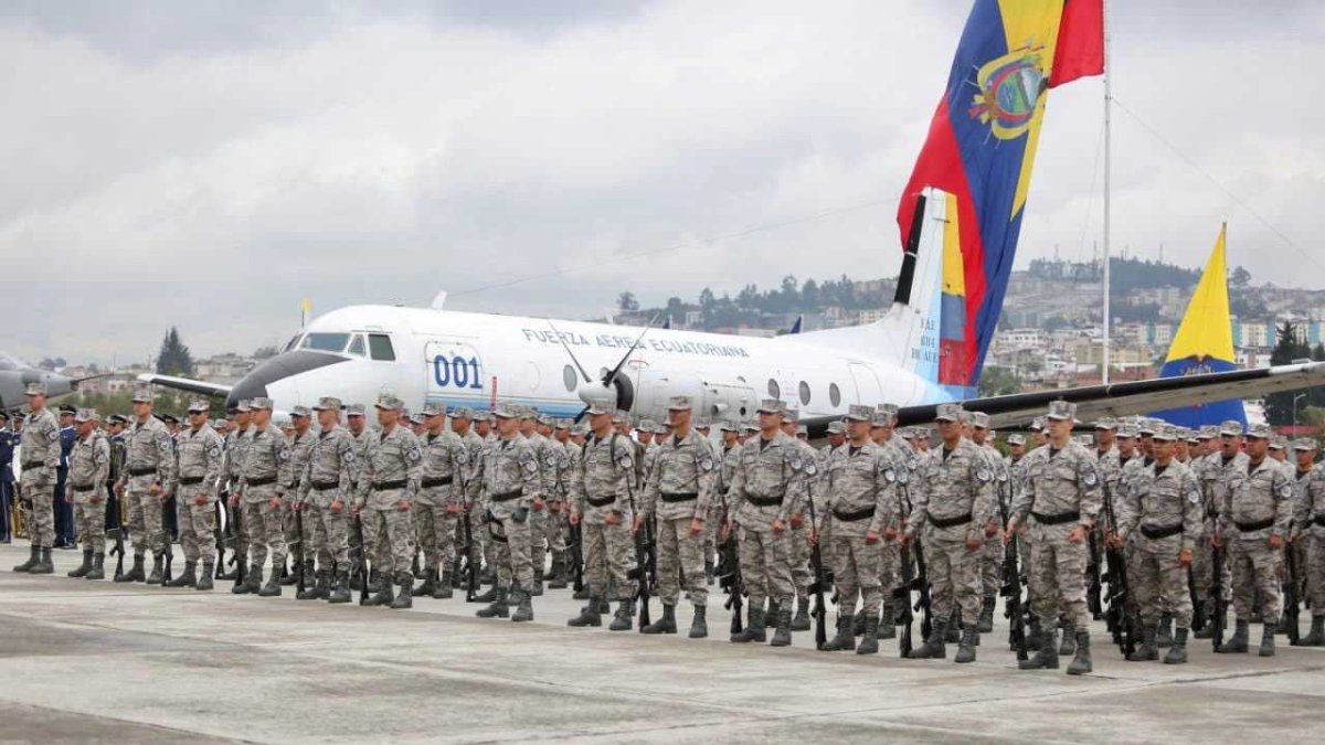 Evento. El presidente Guillermo Lasso asistió a la ceremonia por el aniversario de la FAE.