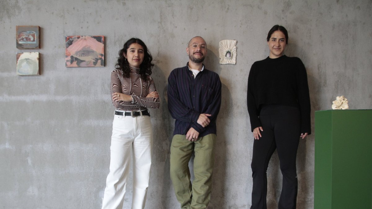 Ali Cotero, Adriana Flores y Gabriela Moyano curadores de la muestra Vestigios Metabólicos en Más Arte.