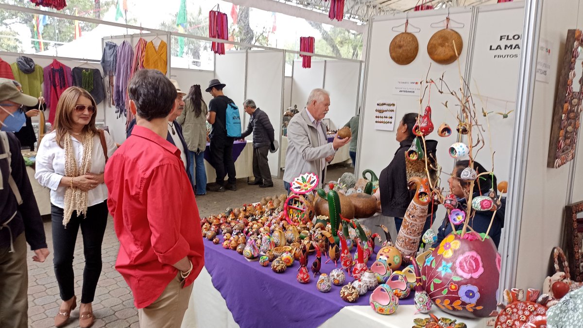 Exposición. Uno de los stand muestras sus coloridos productos.