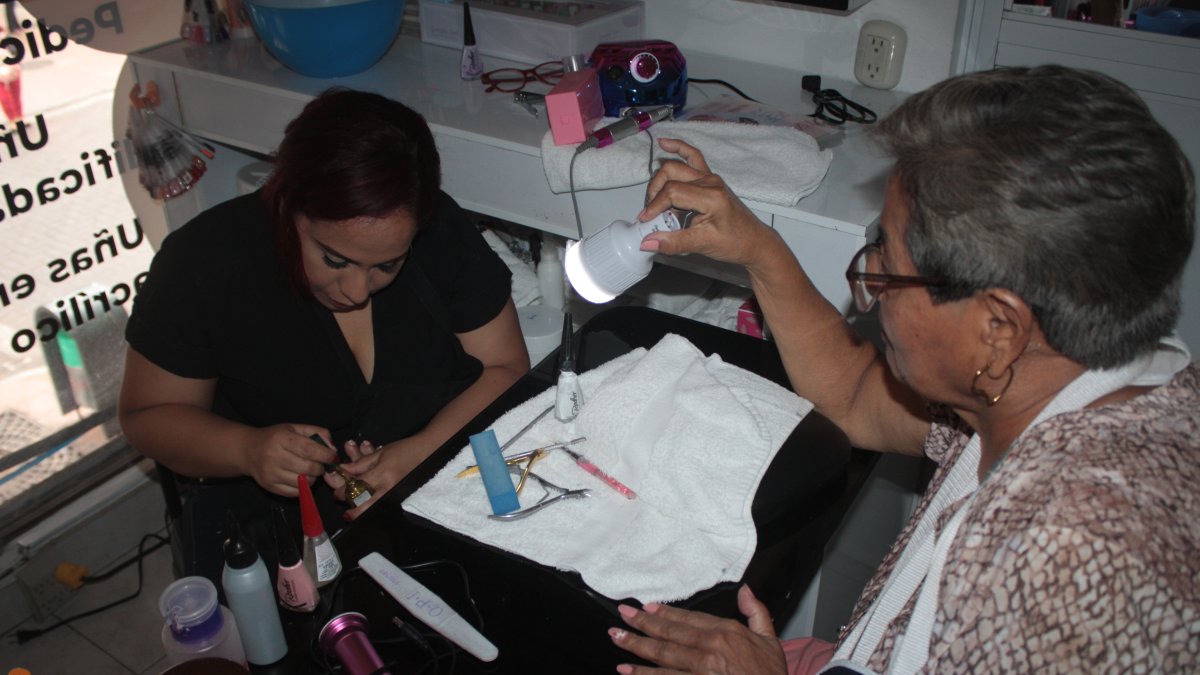 En un gabinete de belleza usaron una linterna para pintar las uñas.