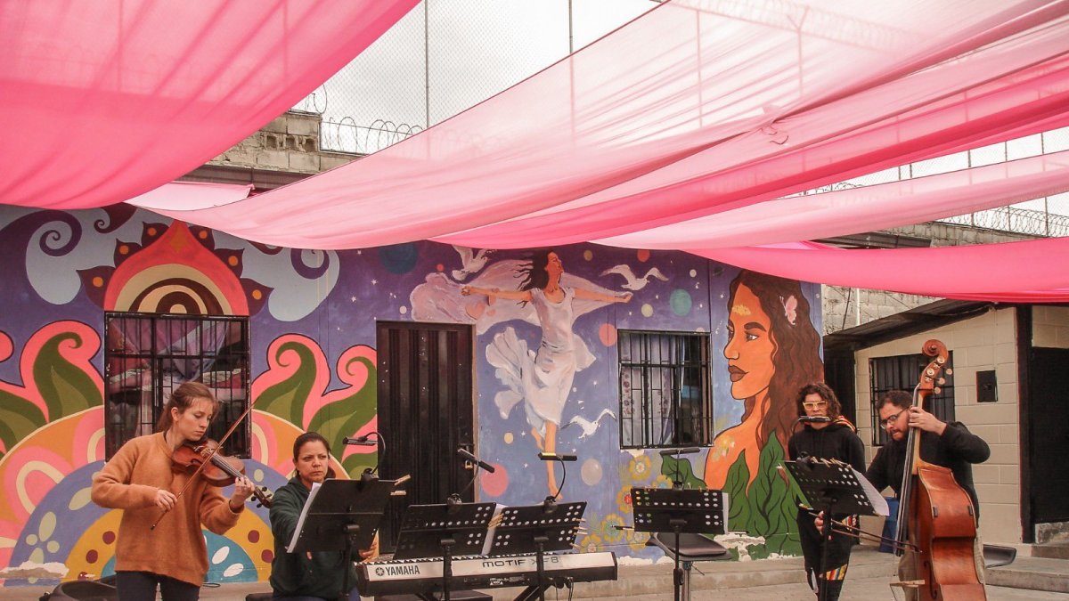 Como parte del programa Verano de las Artes, se realizó un concierto para las madres presas.