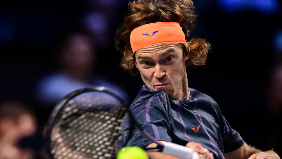 Andrey Rublev de Rusia en acción contra Alexander Zverev de Alemania durante su partido de cuartos de final en el Torneo de Viena.