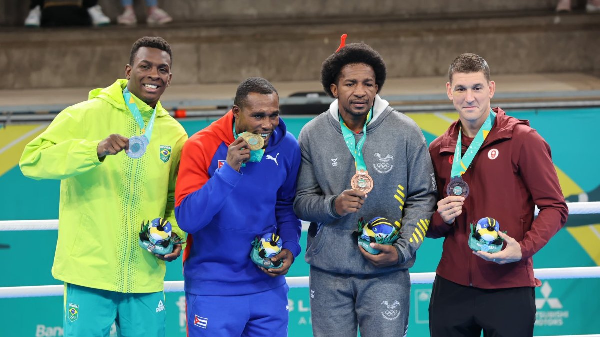 Castillo como medallista de bronce de los 92 kg
