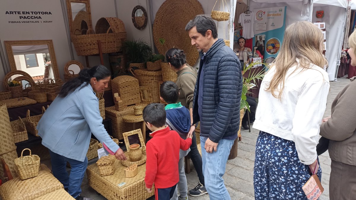 Azuay. La ciudad de Cuenca ofrece atractivos turísticos como cultura, gastronomía, artesanía y seguridad.
