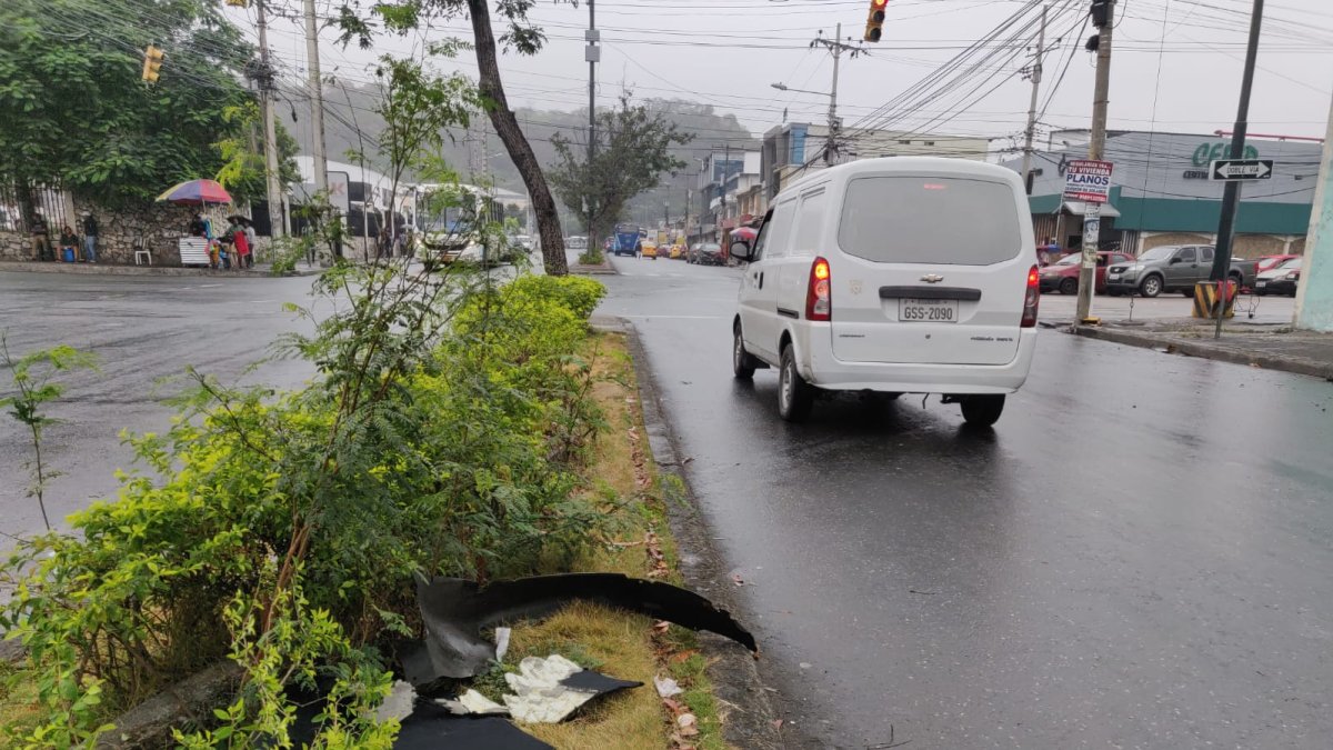 Detenidos. La mañana de este viernes 27 de octubre, sobre la avenida Democracia se observaban restos del carro accidentado.