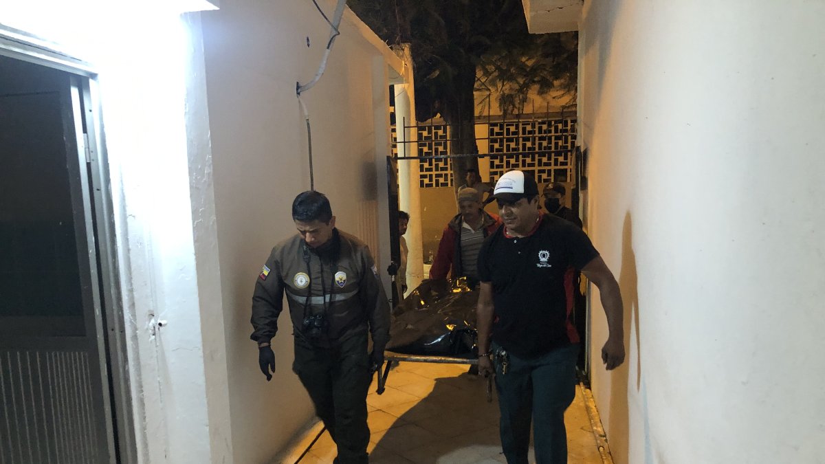 Escena. El equipo de Criminalística retiró el cadáver del joven.