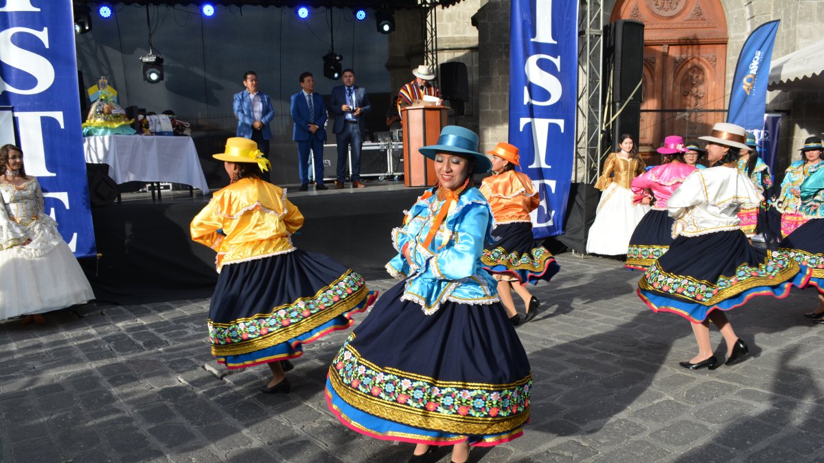 Festividades. Esta tradicional invitación comprende un ritual donde se involucran danzantes, personajes del desfile y una banda de pueblo.
