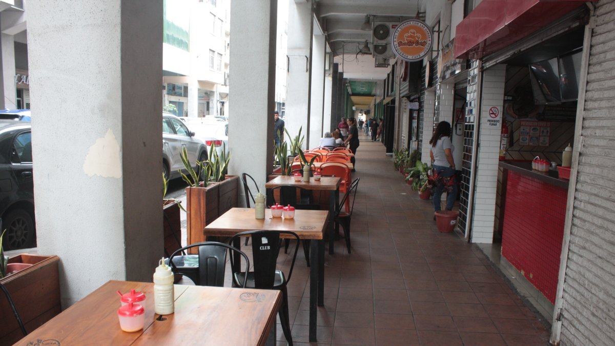 Guayaquil.- A las 12:00 empezó el corte de energía eléctrica en Víctor Manuel Rendón y Cordova y ello afectó a los restaurantes.
