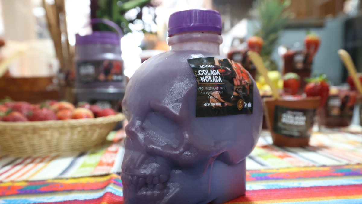 Novedades. Colada morada envasada en una calavera plástica.