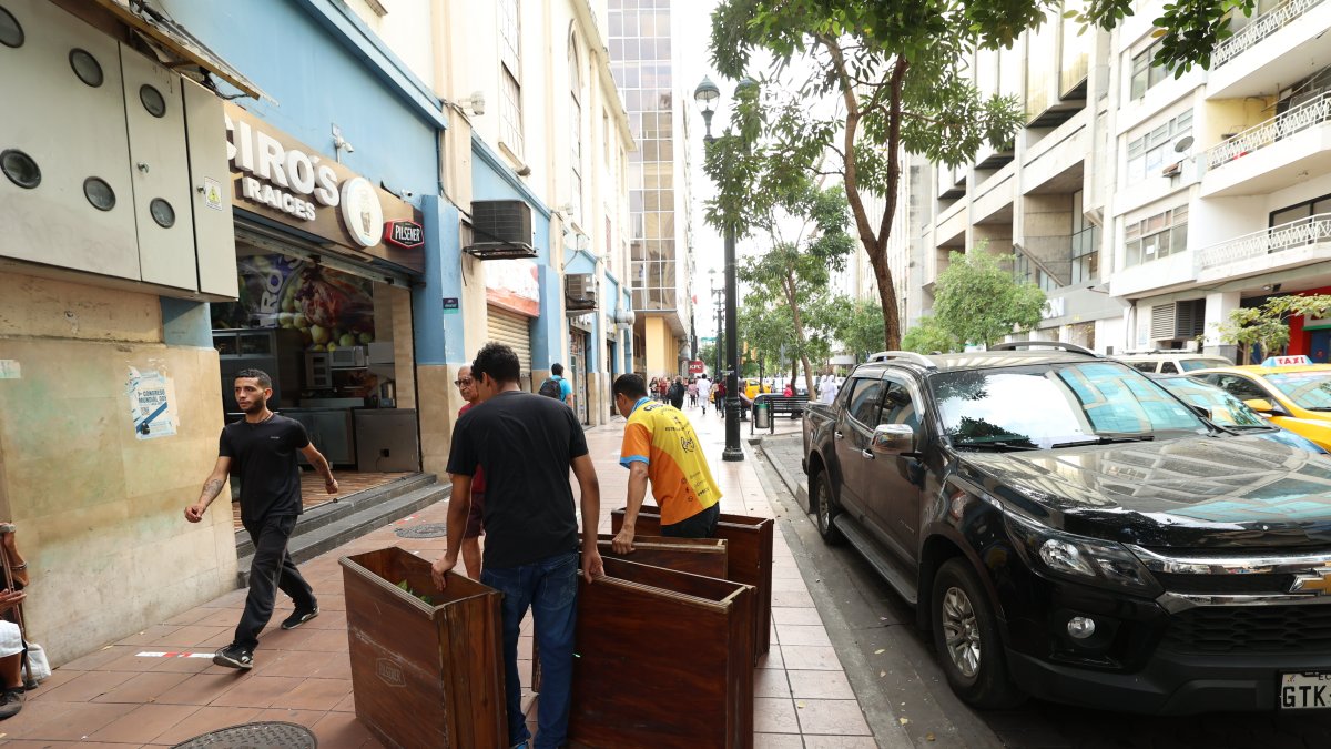 Decisión. Propietarios de locales de la avenida 9 de Octubre optan por retirar el mobiliario que sacaron en pandemia para evitar sanciones por permisos con el Municipio.