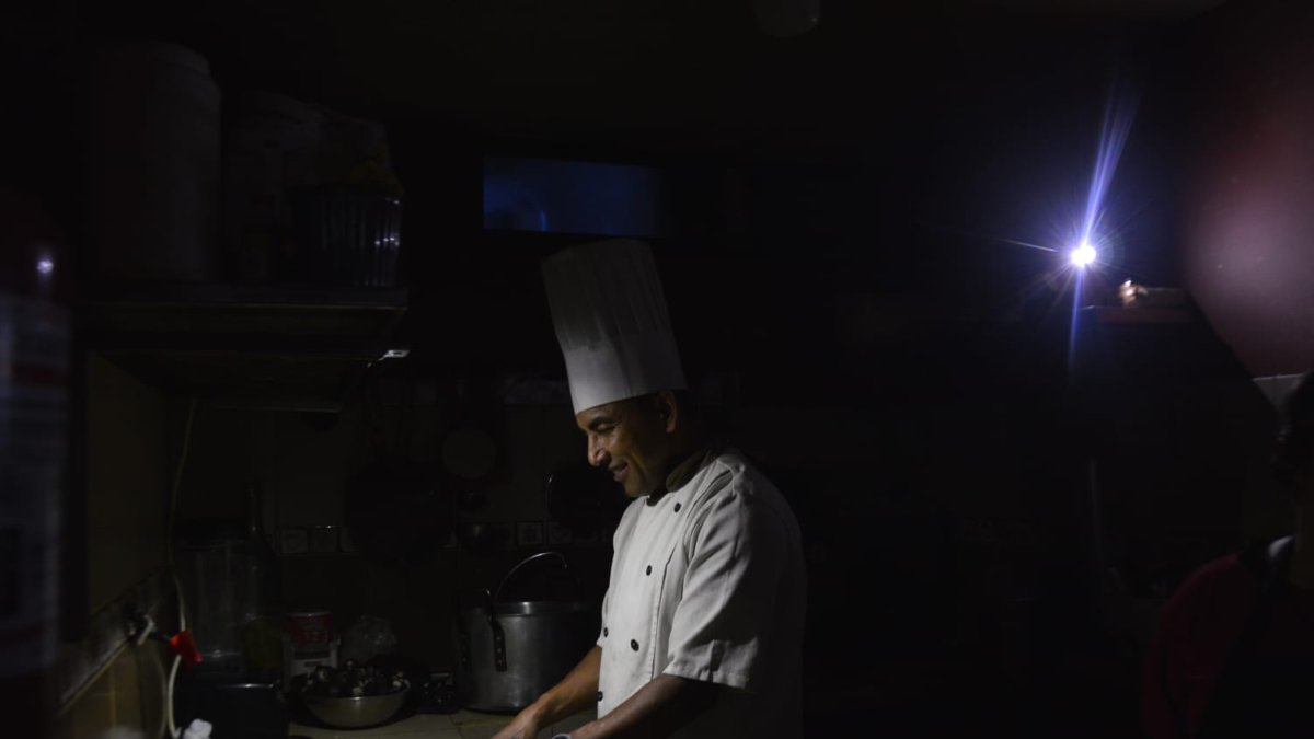 Algunos negocios se las arreglaron como sea para poder atender.