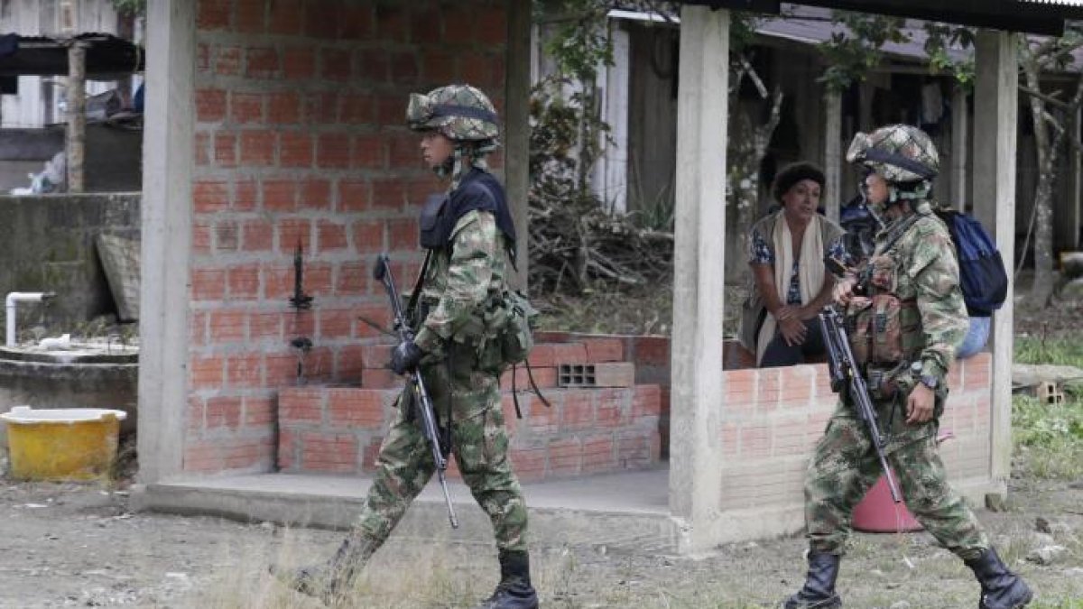 Militares de Colombia patrullando las calles.