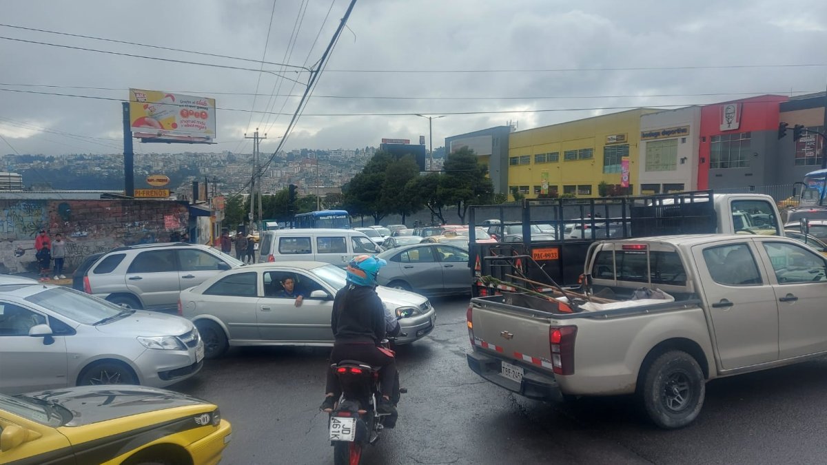 En la avenida Mariscal Sucre y Rumihurco quedaron atascados los automotores.