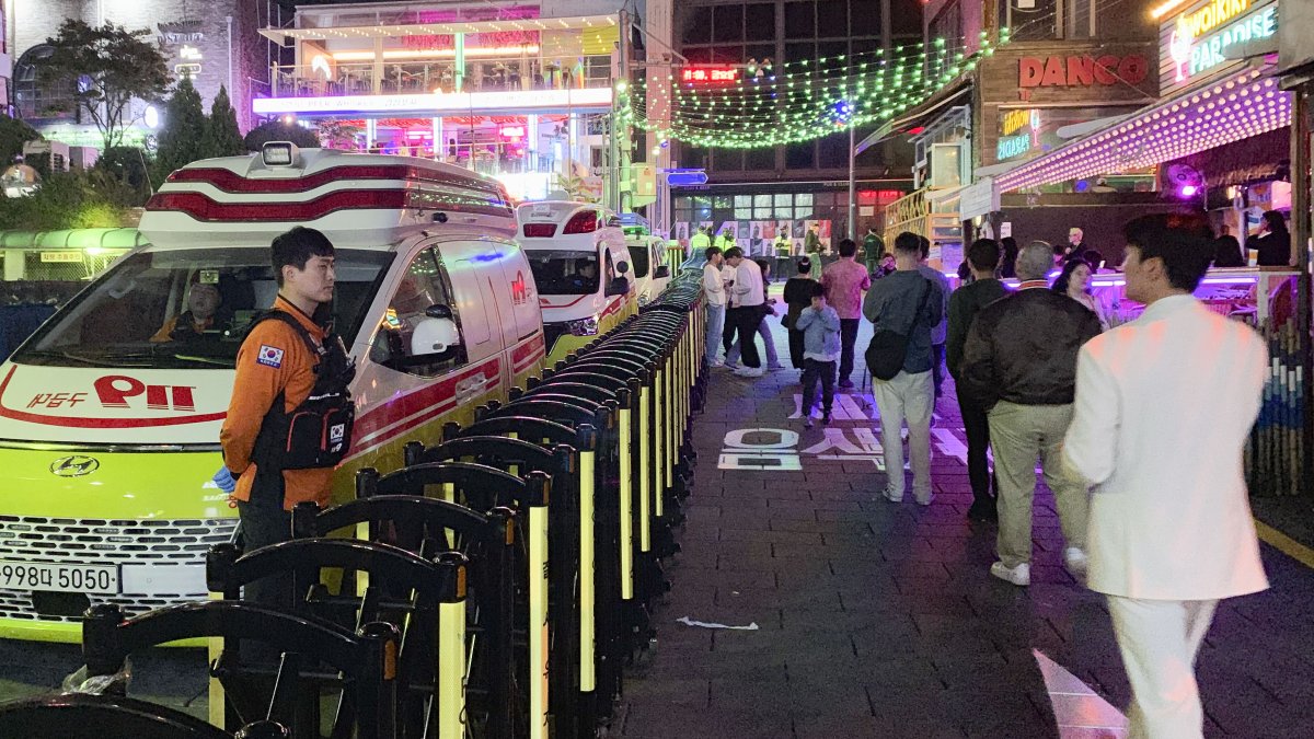 Dispositivos de seguridad y emergencias establecidos para las celebraciones de Halloween en las calles del barrio de Itaewon en Seúl.