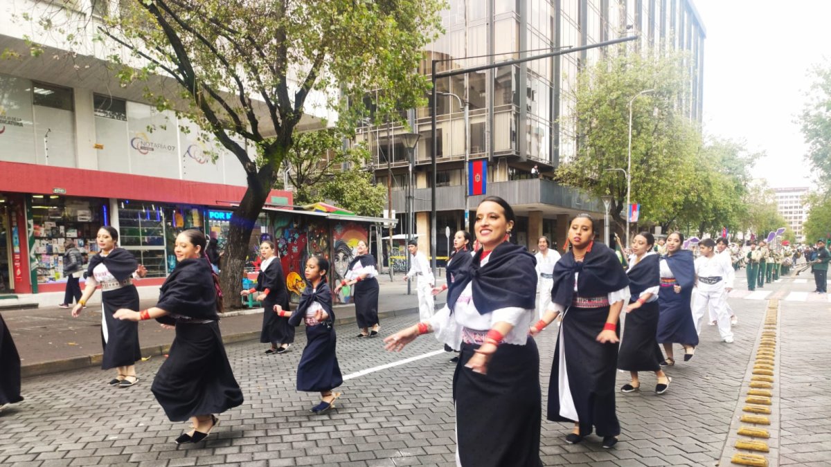 En el desfile participaron estudiantes, gestores culturales y grupos de baile de Quito.
