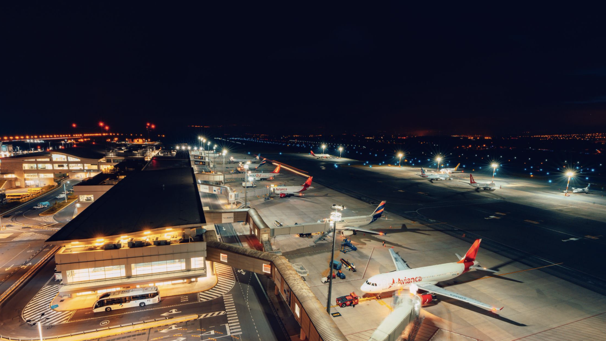 El aeropuerto cuenta con un plan de contingencia para poner en funcionamiento los generadores de energía.