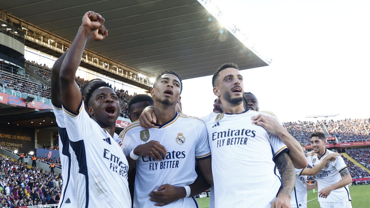 El delantero inglés del Real Madrid Jude Bellingham (c) celebra su gol junto a sus compañeros en el Estadio Olímpico Lluís Companys de Barcelona.