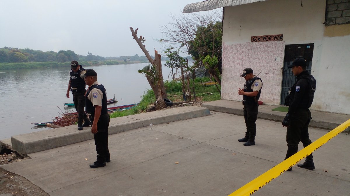 El joven fue asesinado debajo de un puente, cerca del río Daule, vía por la cual escaparon sus verdugos.