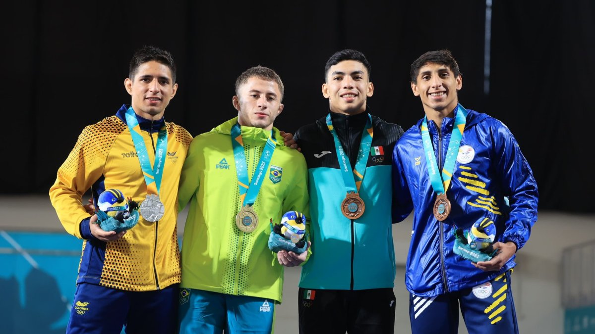 Juan Pablo Ayala (d) en el podio de ganadores de los -60 kilogramos.