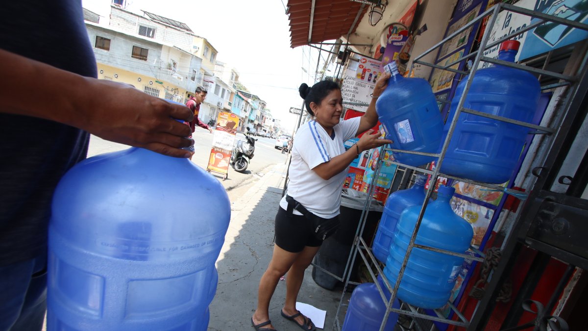 Efecto. Por cortes de agua, ciudadanos se abastecen con bidones.
