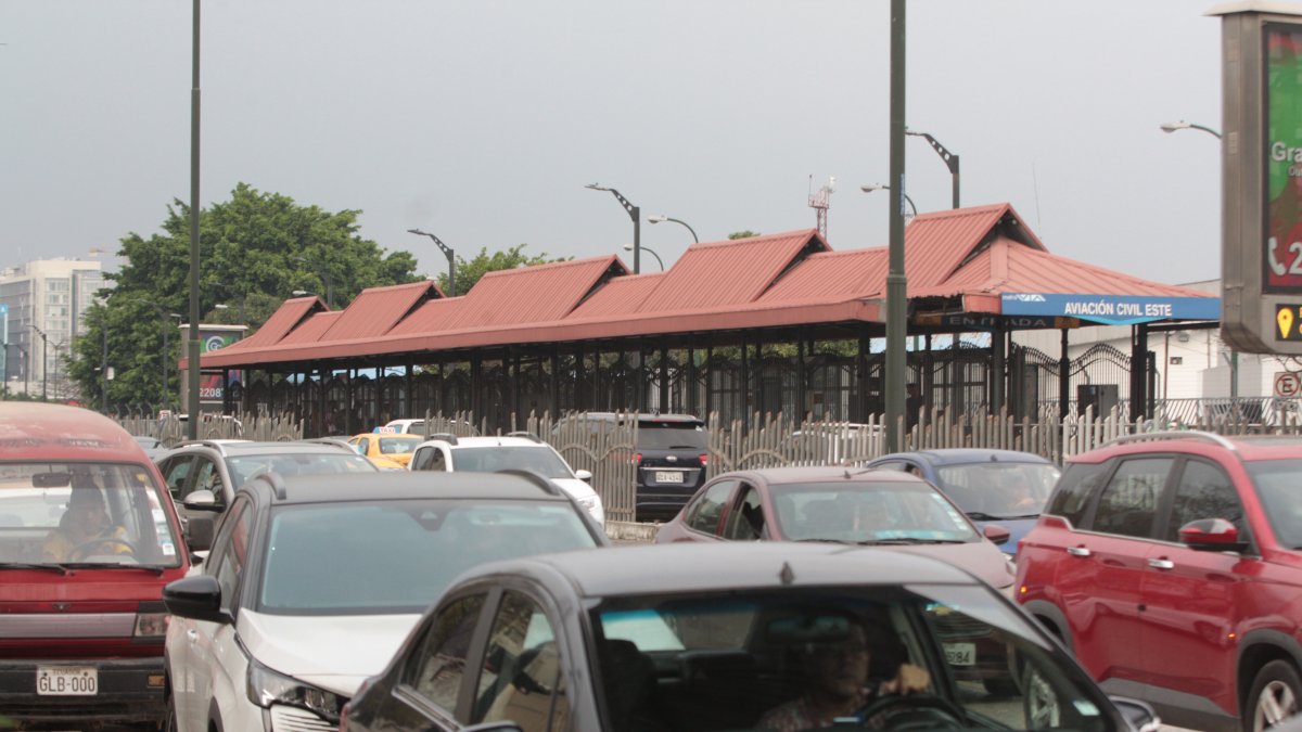 Territorio. La susodicha parada es la Aviación Civil Este, situada en la avenida las Américas, en el norte. Diferentes conductores concuerdan que es una de las causas del tráfico de la zona.