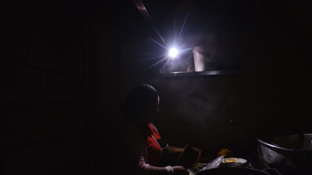 Los cortes de luz ocasionaron inconvenientes en los hogares capitalinos.