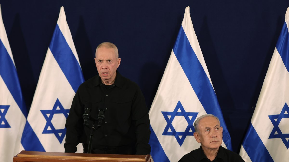 El primer ministro de Israel, Benjamín Netanyahu (dcha.), y el ministro de Defensa, Yoav Gallant (i), ofrecen una rueda de prensa en la base militar de Kirya, en Tel Aviv (Israel).