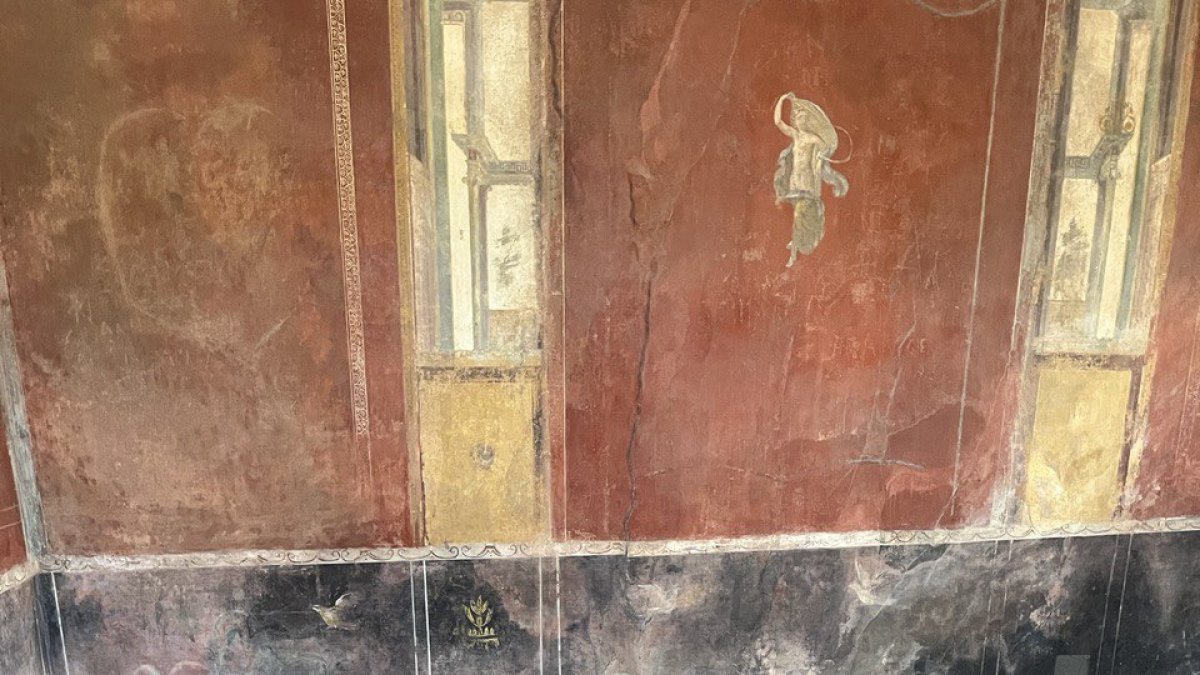  Los frescos de la antigua Pompeya (sur de Italia) han cobrado vida en tejidos ecológicos, en los que se ha utilizado el antiguo arte de la tintorería.
