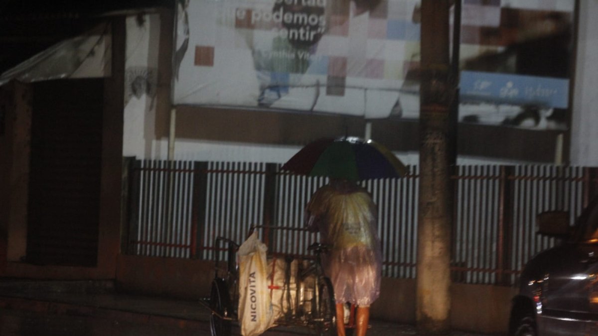 Los transeúntes han buscado la manera de protegerse de la lluvia