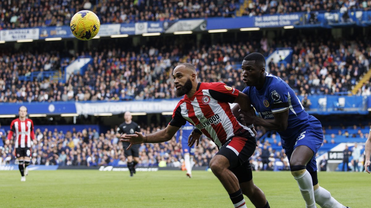 Moisés Caicedo (d) durante una de las disputas en el cotejo ante el Brentford.