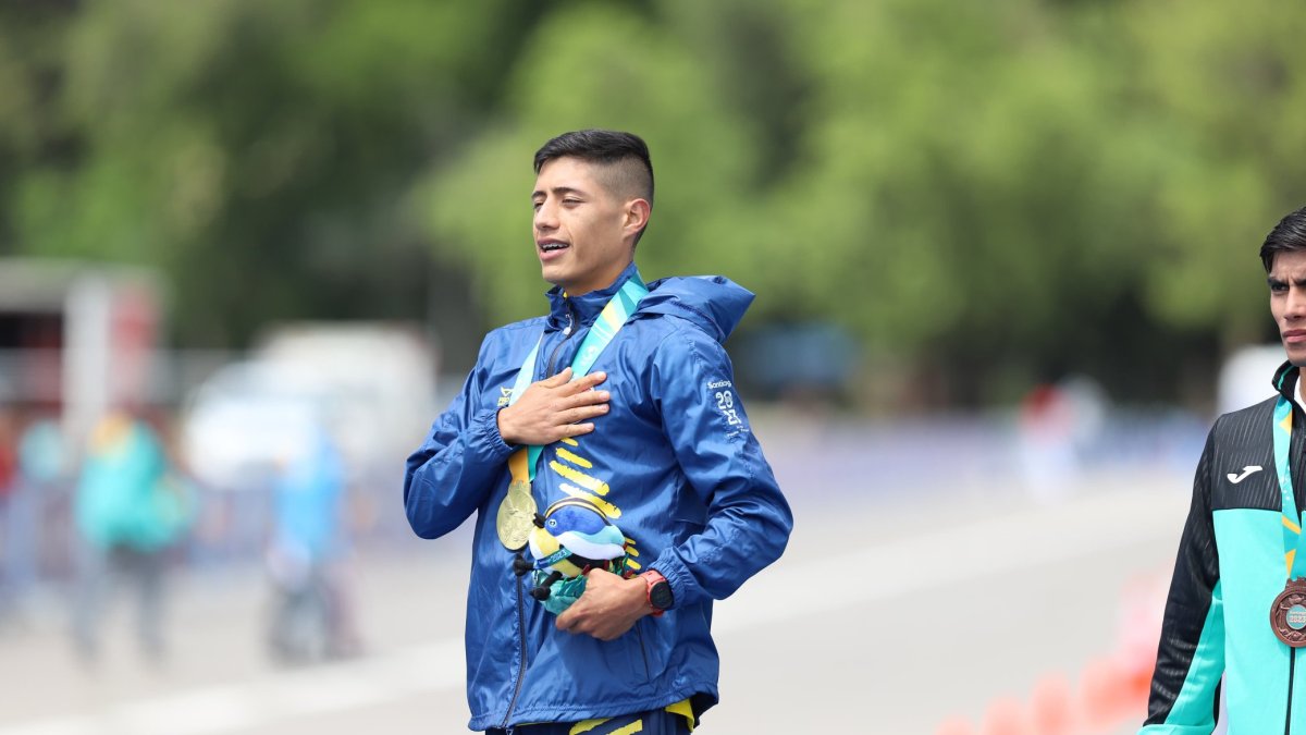 David Hurtado entonando el Himno Nacional por el oro y récord en los 20km marcha de los Juegos Panamericanos.