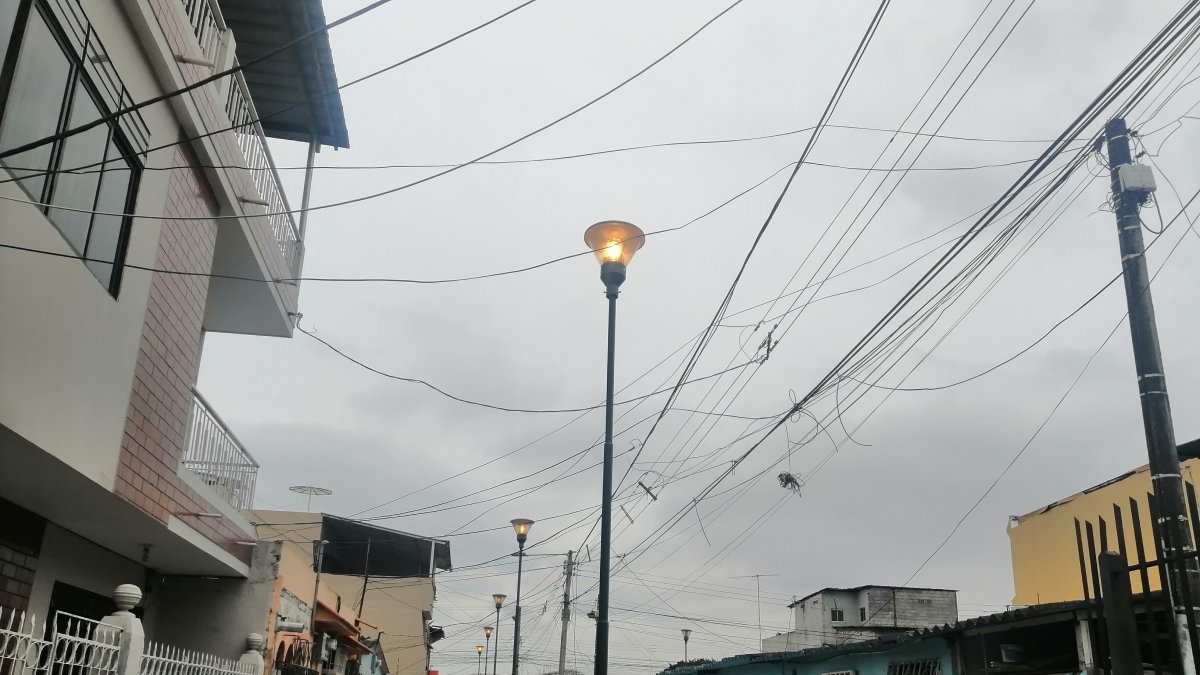Guayaquil.- En la ciudadela Guangala, el domingo 29 de octubre de 2023, a las 10:30 las lámparas públicas todavía estaban prendidas.