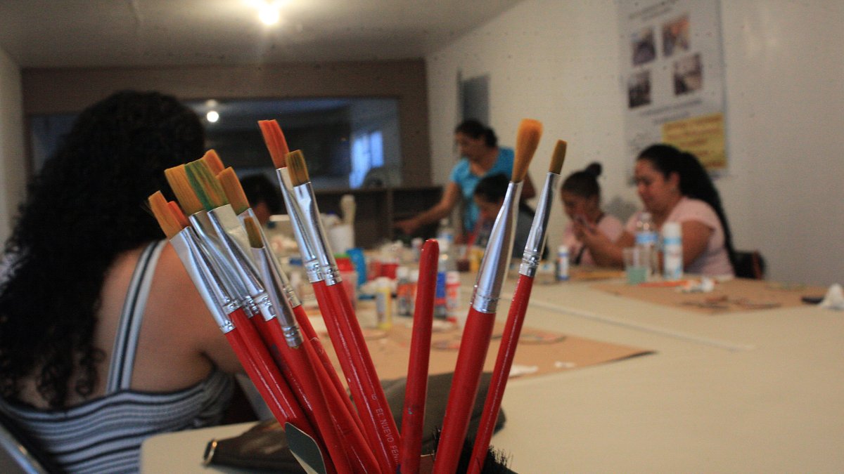 ONG enseña a migrantes en frontera norte de México a elaborar artesanías para subsistir.