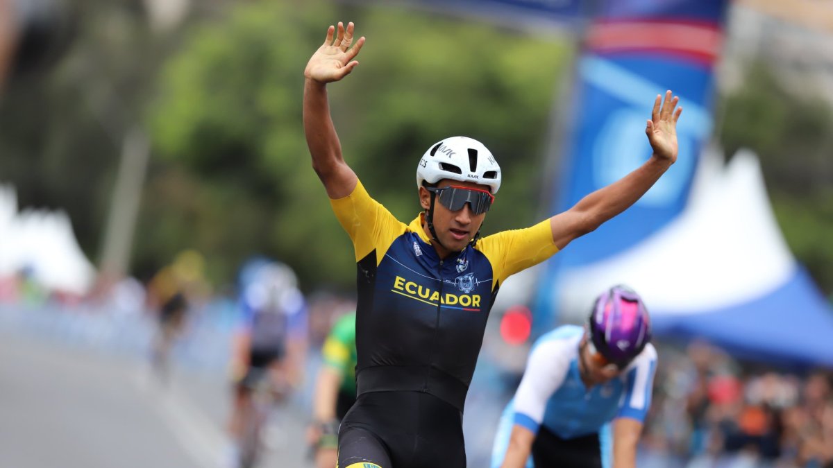 Jhonatan Narváez ganó la medalla de oro en la prueba de ciclismo de ruta.