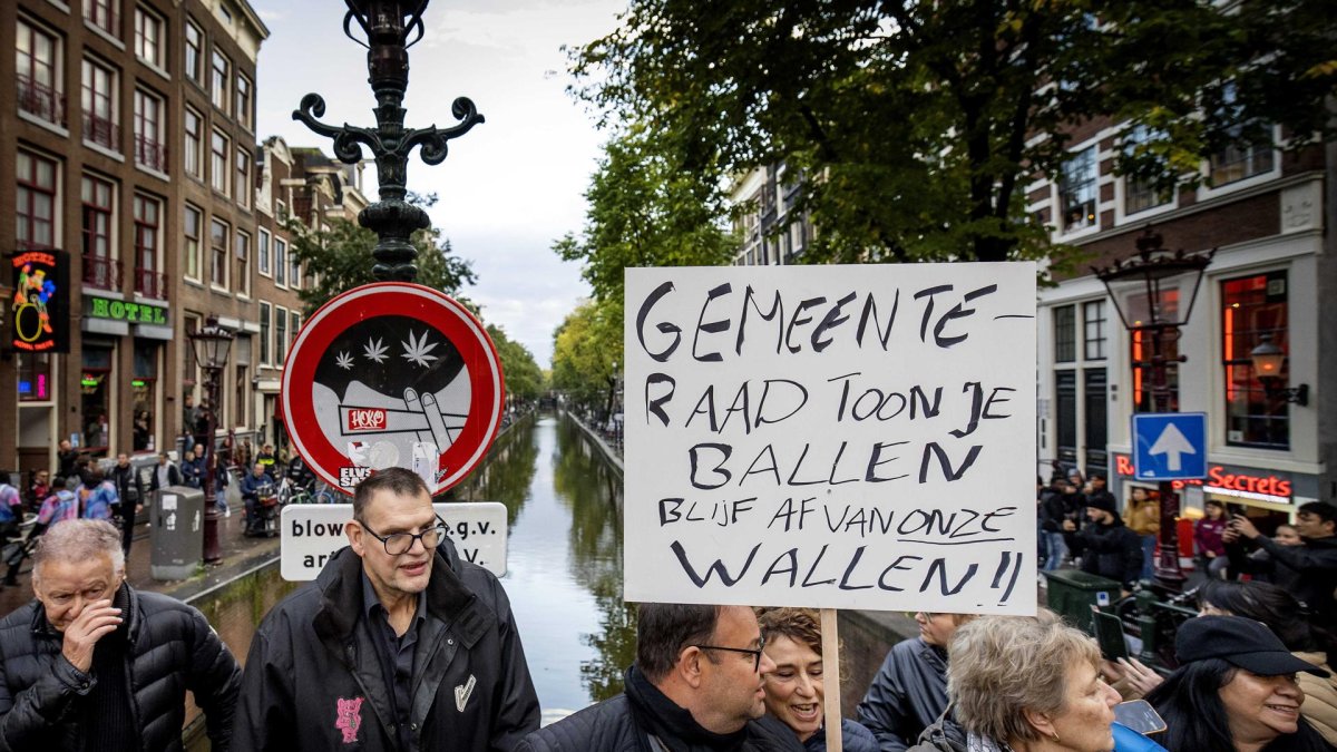 Rechazo. Ciudadanos y trabajadoras sexuales salieron a protestar en contra del traslado de la zona rosa.