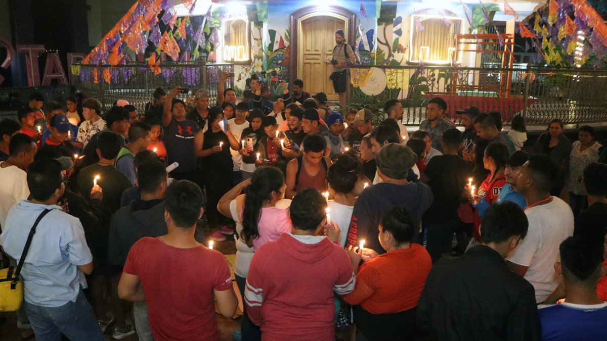 Acto. Migrantes hacen vigilia en solidaridad con víctimas del huracán Otis.