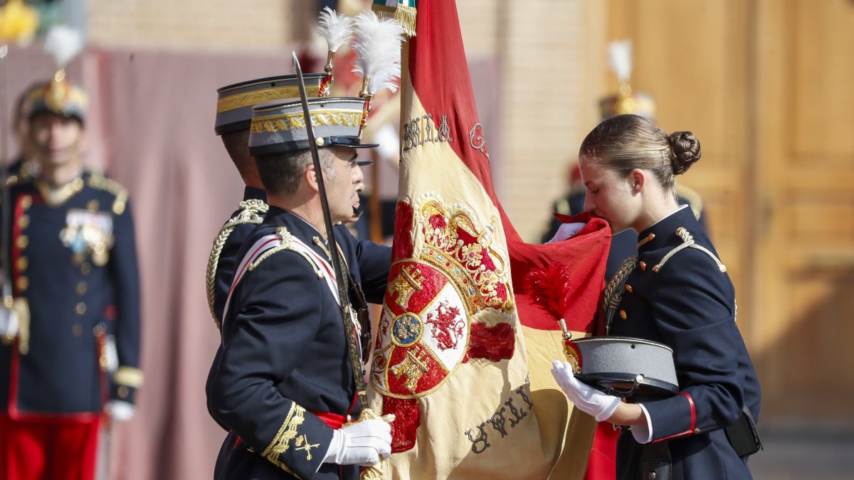La princesa de Asturias, Leonor de Borbón, el 7 de octubre de 2023, juró bandera junto al resto de los cadetes de su curso, en una ceremonia oficial celebrada en la Academia Militar de Zaragoza.