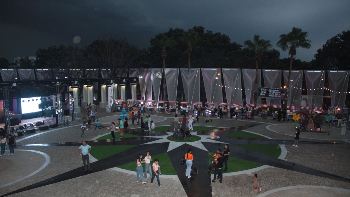 Afluencia. Las familias llegaron disfrazadas por Halloween. Pero cuando inició la lluvia, los visitantes se retiraron.