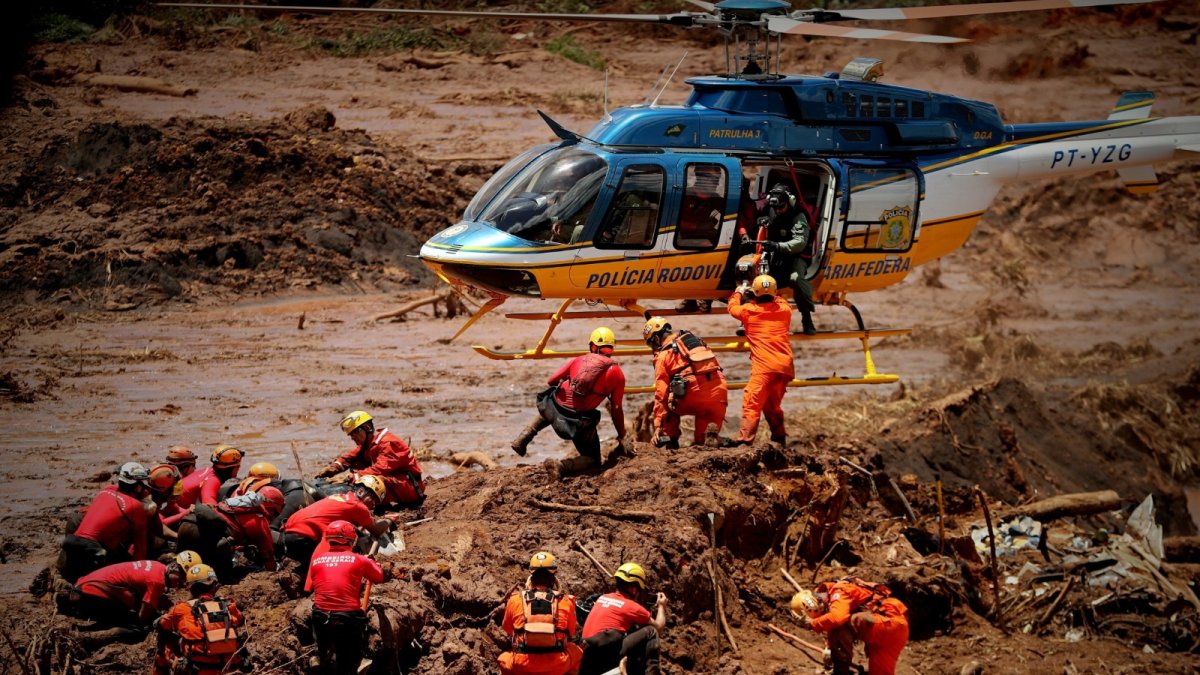 Bomberos rescatan a personas en Brasil.