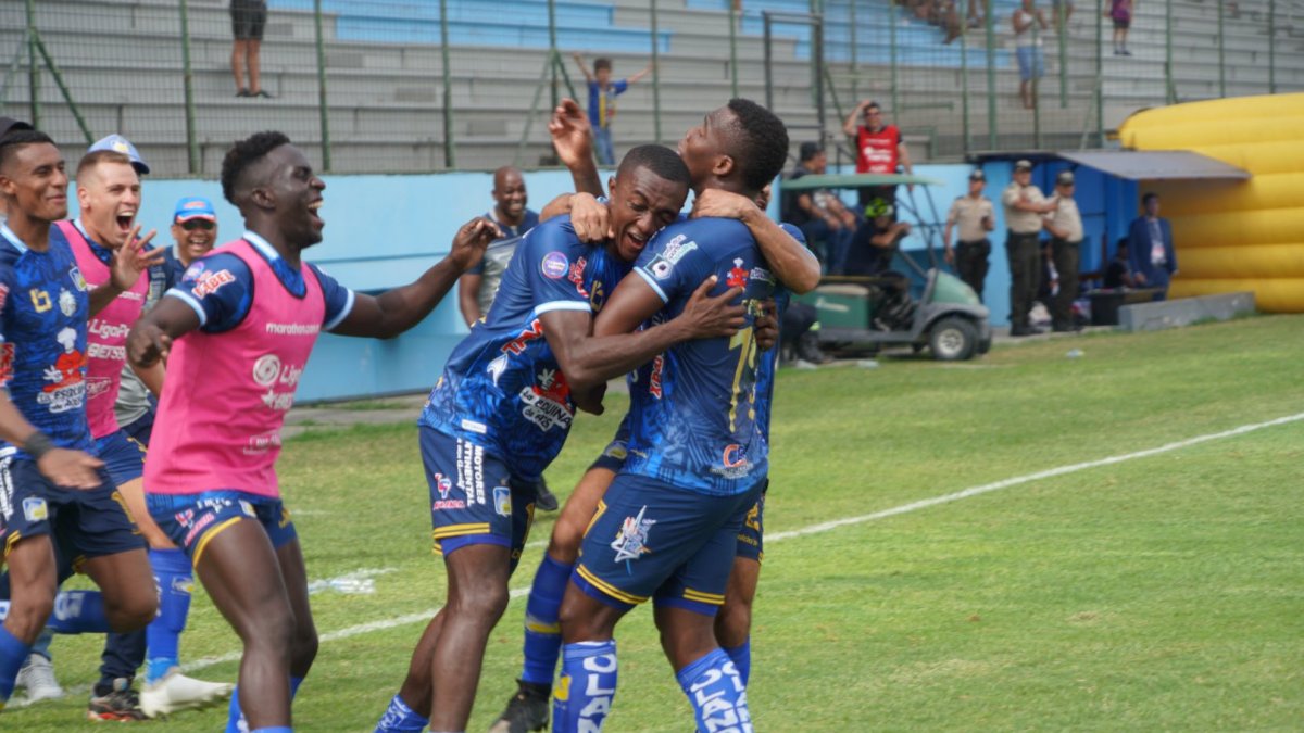 Los jugadores de Delfín celebrando efusivos el cuarto tanto.