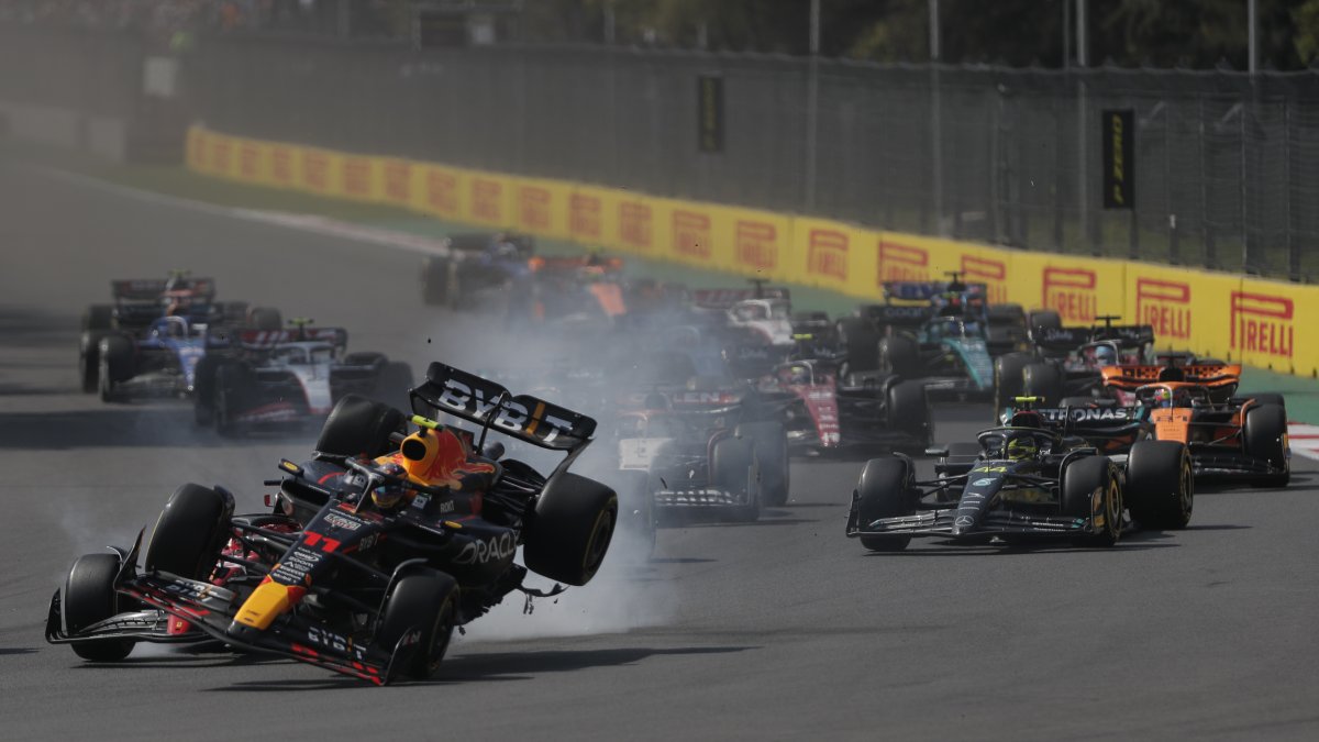 El mexicano Sergio Pérez de Red Bull Racing (i) sufrió un accidente en el Gran Premio de México de Fórmula 1