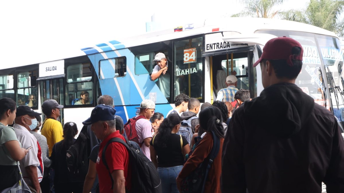 Hay desesperación entre los pasajeros que esperan buses