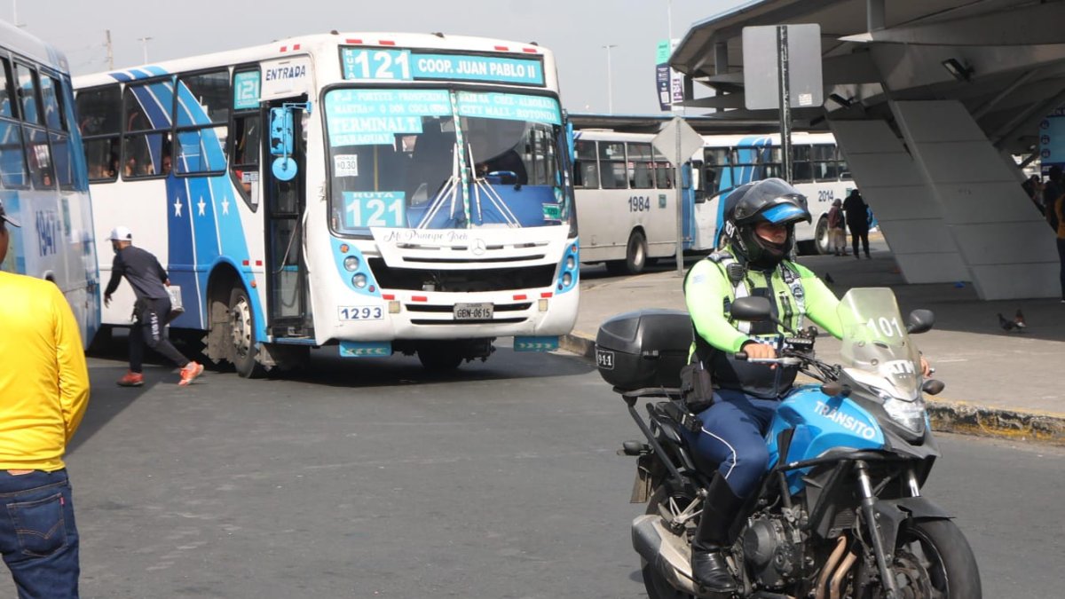 ATM realizó operativos a los autobuses que cobraban 40 centavos y se encontraban en la terminal terrestre de Guayaquil.